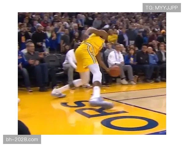 出界规则：球空中或地面只要完全越过边线即判出界