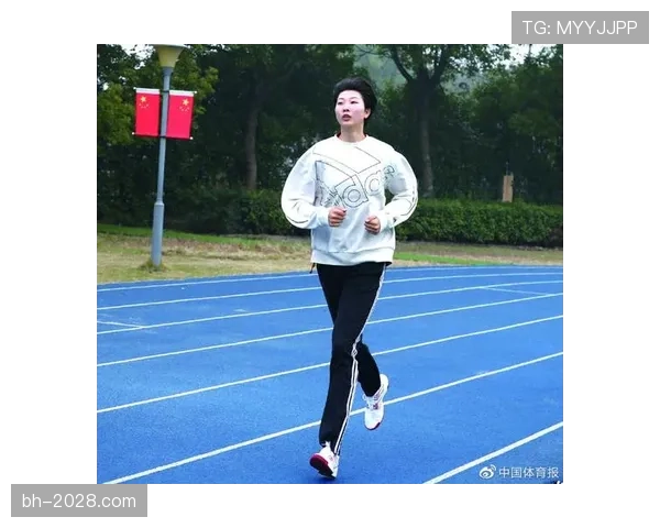 袁心玥这身高打排球就算了，怎么连喝奶茶都得弯着腰？